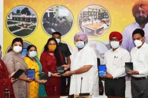 सरकारी प्राईमरी स्कूलों को 2625 टेबलेट्स का वितरण
