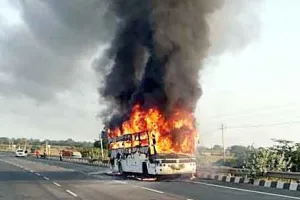जयपुर में भीषण हादसा, बस पर हाईटेंशन तार गिरने से तीन लोगों की मौत