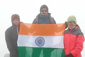 माउंट मून पर्वत की चोटी को फतेह कर लौटा हिसार का पर्वतारोही दल
