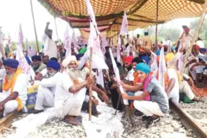 किसान आंदोलन : पंजाब में रेल सेवाएं ठप होने से आम जनता परेशान