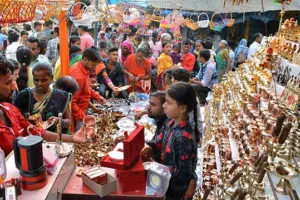 धनतेरस को लेकर सजे बाजार, कारोबारियों के चेहरे खिले