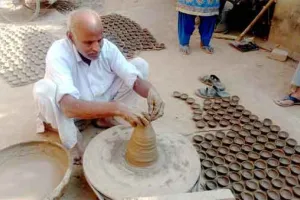 मिट्टी के दीयों में छिपी कुम्हार परिवार की खुशियां