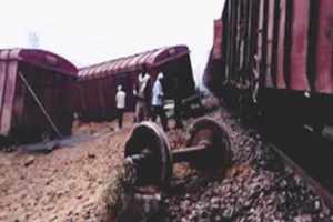 कासगंज में मालगाड़ी की सात बोगियां पलटी, 20 पटरी से उतरी, यातायात बाधित