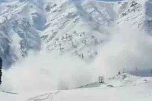 कुपवाड़ा में हिमस्खलन: एक जवान शहीद, दो घायल