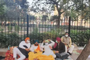 जंतर मंतर पर खुले आसमान के नीचे कांग्रसी सांसदों का धरना जारी