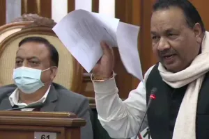 दिल्ली विस में हंगामा: आप विधायकों ने कृषि कानूनों की प्रतियां फाड़ी