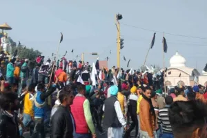 अंबाला में सीएम को दिखाए काले झंडे, पुलिस ने धक्का-मुक्की की तो किसानों ने बरसाए डंडे