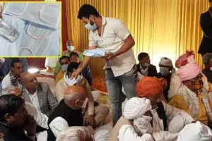 देश में पहली बार मास्क और सेनिटाइजर का भरा भात
