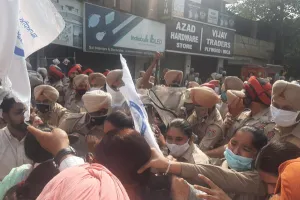 मोती महल घेरने जा रहे बेरोजगार अध्यापकों व पुलिस में धक्कामुक्की