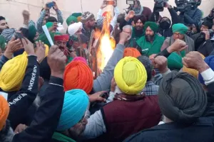 किसानों ने कृषि सुधार कानूनों की प्रतियां जलायी