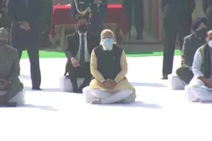 राष्ट्रपति, उपराष्ट्रपति तथा प्रधानमंत्री ने राजघाट जाकर दी बापू को श्रद्धांजलि