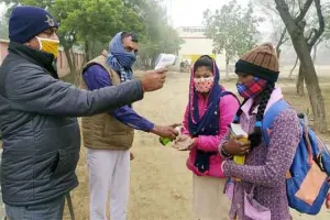अव्यवस्थाओं के बीच स्कूलों में फिर लौटी रौनक