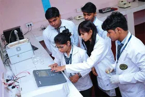 बैचलर ऑफ  फार्मेसी (B.Pharm) कर संवारे करियर