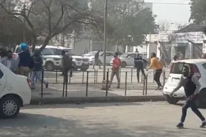 सुखबीर बादल के काफिले पर हमला, गाड़ी तोड़ी