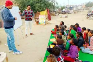 …अब हाथों में कचरा नहीं, किताबों से संवार रहे भविष्य