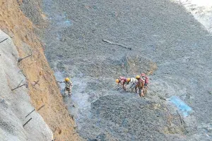 उत्तराखंड: ग्लेशियर टूटने से भीषण सैलाब, 100 से ज्यादा लोगों के बहने की आशंका