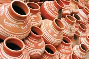 आयी गर्मी की आहट, ठण्डे पानी के लिए मटके बनने शुरू