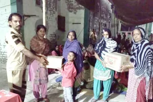 साध-संगत ने जरूरतमंद परिवारों को दिया राशन
