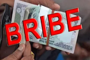 हेड कांस्टेबल दस हजार की रिश्वत लेता रंगे हाथों गिरफ्तार