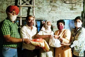 Humanity : जरूरतमंद को राशन बांट मनाई सालगिराह