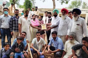 स्कूल स्टाफ ने डेरा श्रद्धालुओं को सम्मान चिन्ह देकर किया सम्मानित