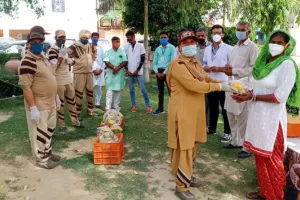 कोरोना वारियर्स को बांटी फलों की किट