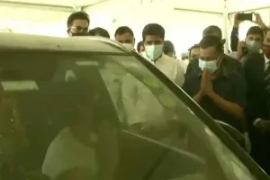 अब अपनी गाड़ी में भी वैक्सीन लगवा सकेंगे लोग: केजरीवाल