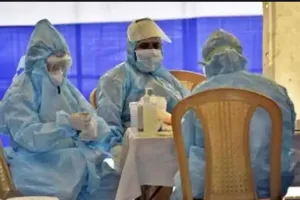 हरियाणा में स्वास्थ्य कर्मियों ने काले बिल्ले लगाकर दी ड्यूटी