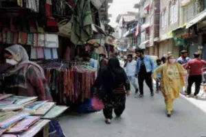 कश्मीर में एक माह बाद बाजार फिर से खुलें