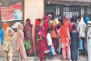 तपती गर्मी में पीएनबी के बाहर खड़े होने को मजबूर उपभोक्ता,सोशल डिस्टेंसिंग भी कोसों दूर