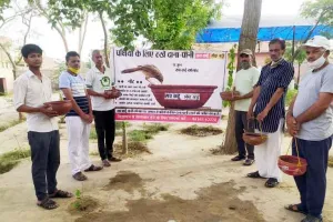 पाठकों ने पक्षियों के लिए पानी के सकोरे लगाकर व लड्डू बांटकर दी ‘सच-कहूँ’ को बधाई