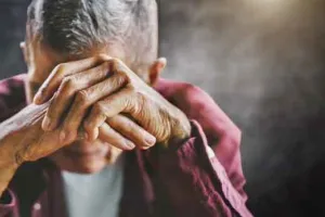 कोरोना ने बुजुर्गों को दिए गहरे जख्म : अपने छोड़ गए और बहू-बेटों का भी सहा सितम