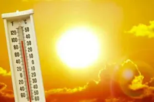 सोमवार को गर्मी से बेहाल नजर आए लोग