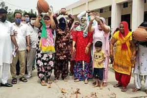 पेयजल से परेशान महिला शक्ति का टूटा सब्र, धड़ाधड़ फोड़े मटके