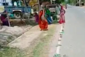 एमपी: सोशल डिस्टेंसिंग के लिए निकाला नायाब तरीका, स्वयं की जगह जूते चप्पलों को लगाया कतार में