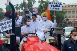ट्रैक्टर पर संसद पहुंचे राहुल गांधी, सुरजेवाला और बी.वी श्रीनिवास को दिल्ली पुलिस ने हिरासत में लिया