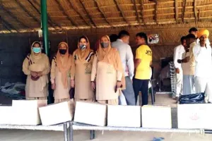डेरा अनुयायियों ने 9 जरूरतमंद महिलाओं को दिया राशन