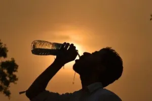 उमस भरी गर्मी ने किया बेहाल, सड़कों पर सन्नाटा