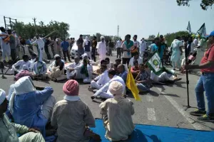 गिरफ्तार किसानों की रिहाई के लिए दो घंटे टोल व रोड किया जाम