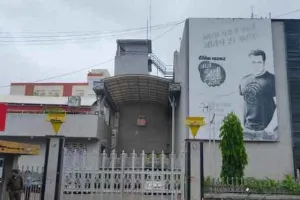 दैनिक भास्कर अखबार समूह के ठिकानों पर छापे की कार्रवाई देर रात तक रही जारी