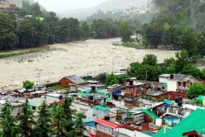 हिमाचल में भारी बारिश के चलते अधिकारियों को अलर्ट रहने के निर्देश
