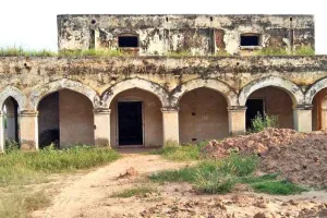 कभी अंग्रेजों की शान रहा ‘डाक बंगला’ अब खंडहर