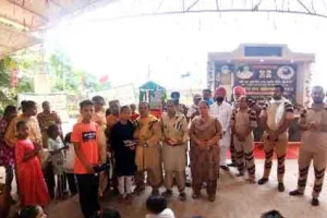 पावन अवतार माह की खुशी में 45 जरूरतमन्द बच्चों को दी चप्पलें