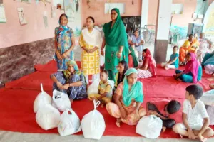 सेवादार खुद उपवास रखकर जरूरतमंदों को बांट रहे राशन