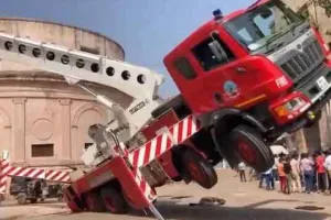 स्वतंत्रता दिवस की तैयारी करते वक्त हाइड्रोलिक मशीन से गिरकर तीन कर्मचारियों की मौत, तीन गंभीर