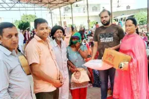 नामचर्चा के दौरान राधेश्याम परिवार की ओर से 6 जरूरतमंदों को दिया गया राशन
