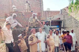 डेरा अनुयायियों ने जरूरतमंद महिला को बनाकर दिया मकान