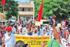 कोरोना योद्धाओं ने लगाया धरना, अनिश्चितकालीन भूख हड़ताल शुरू