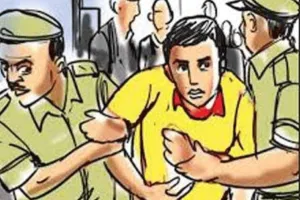 चलती बस से मोबाइल छीनकर भाग रहे चोर को ट्रैफिक पुलिसकर्मी ने दबोचा