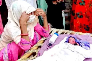 कलयुगी माँ ने नवजात को झाड़ियों में फेंका